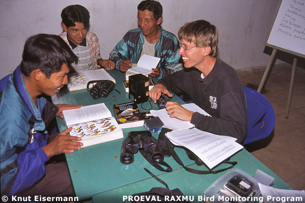 Escuchando grabaciones locales de aves para mejorar habilidades de identificar especies.